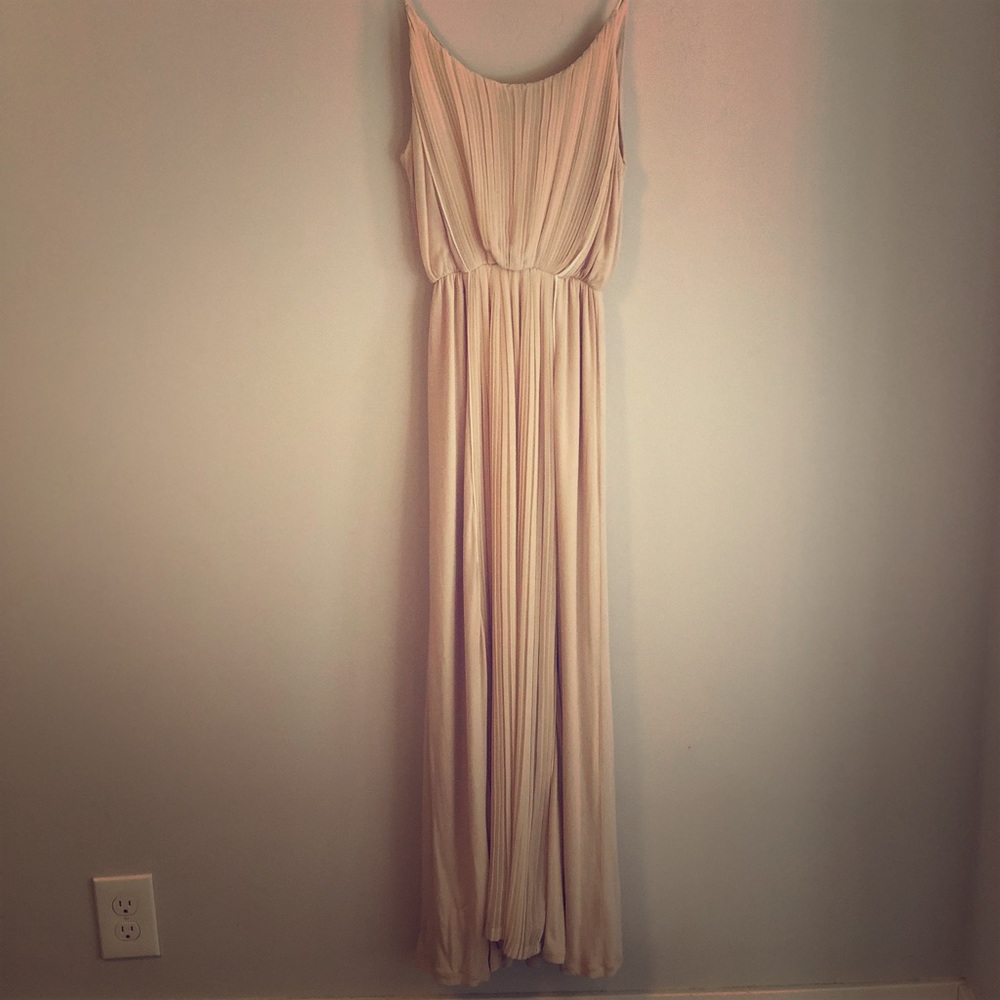 Beautiful dress for a summer wedding or party.